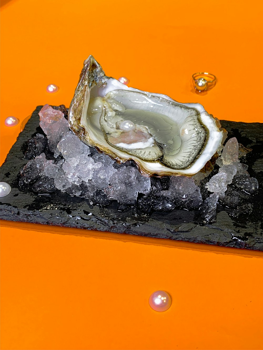 fragmento de pedra branca e preta