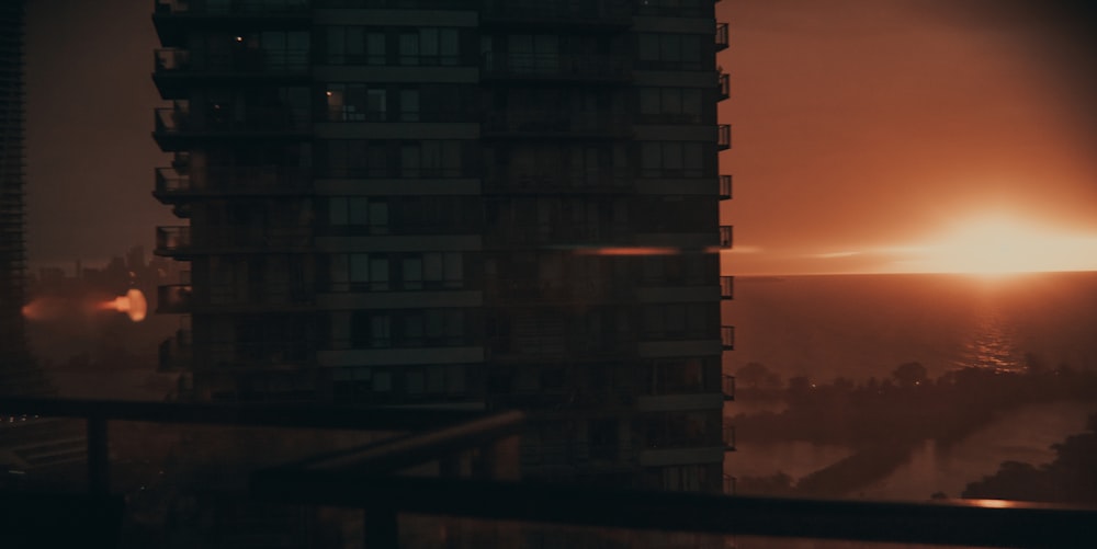Silhouette des Gebäudes bei Sonnenuntergang