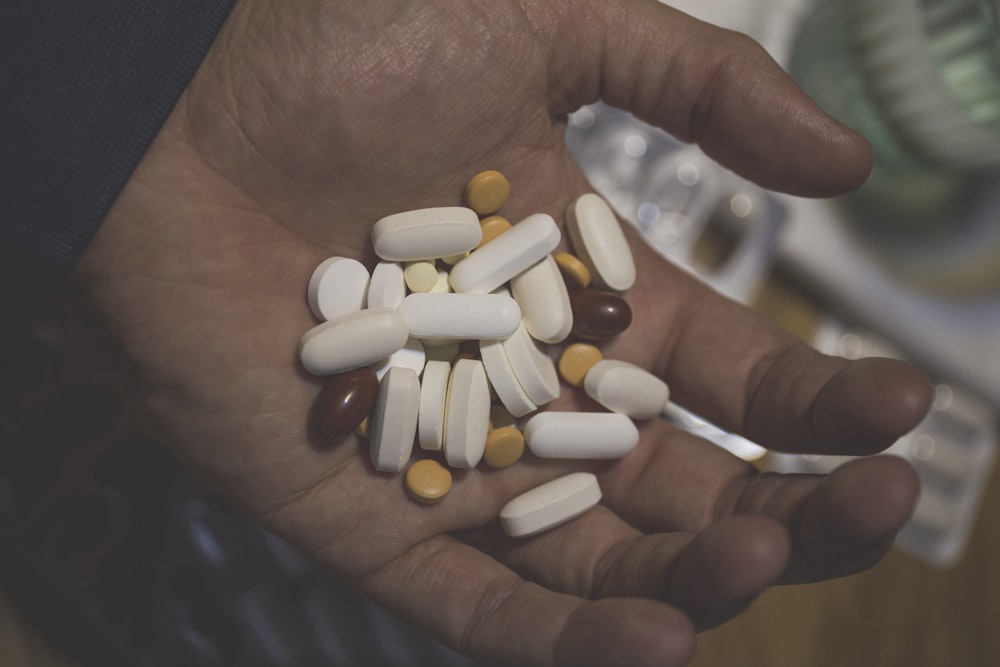 white oval medication pill on persons hand