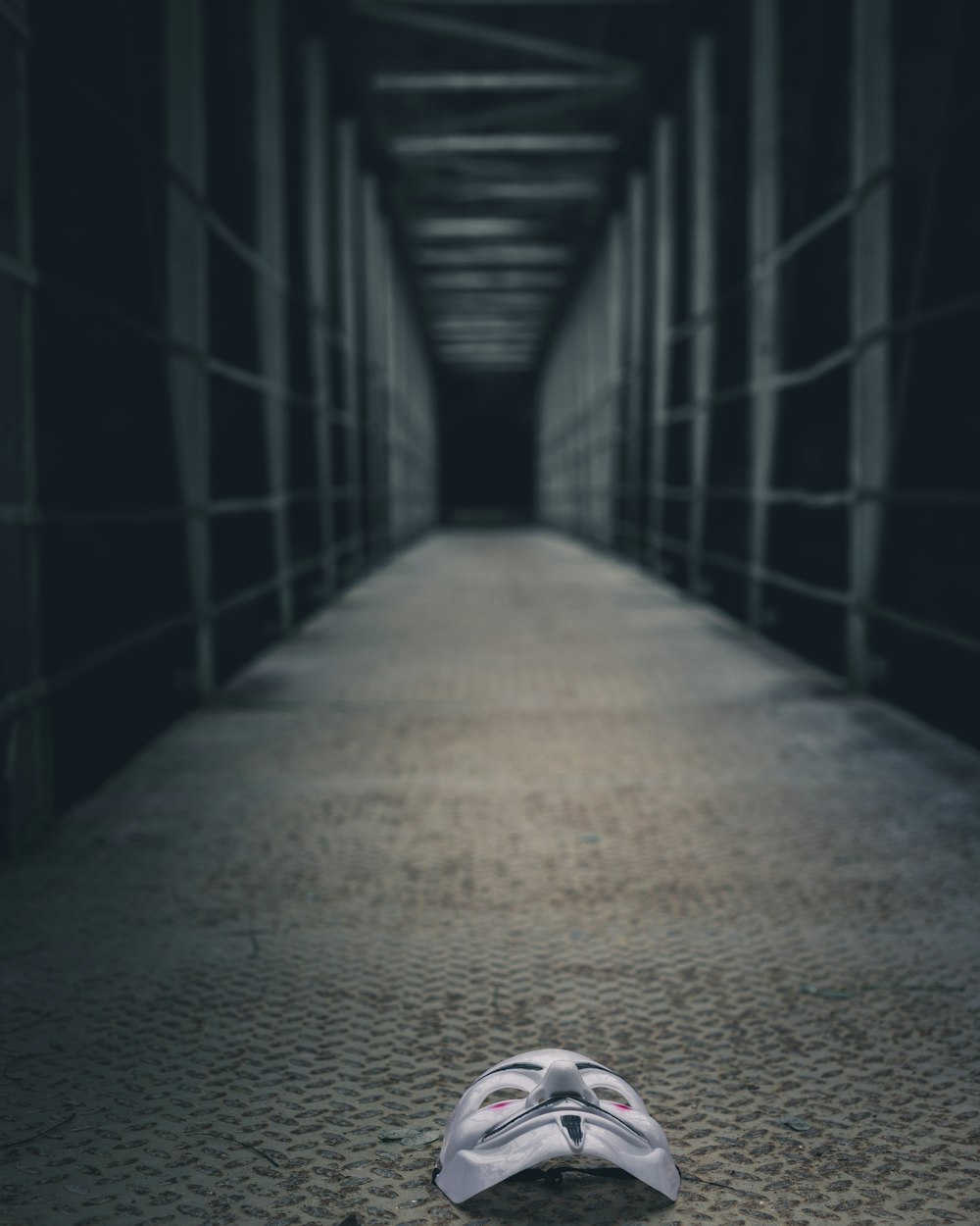 Foto in scala di grigi di una persona in un tunnel