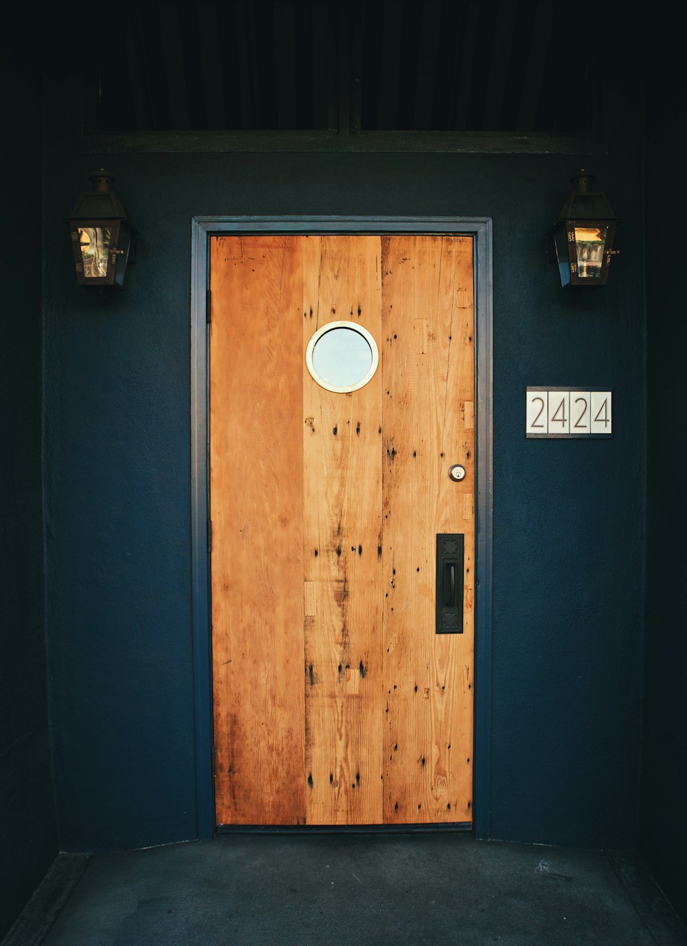 흑백 벽걸이 장치가 있는 갈색 나무 문