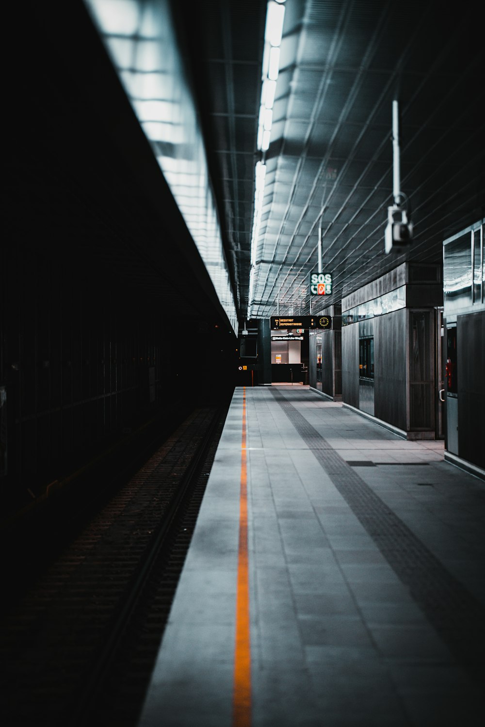 Stazione ferroviaria in bianco e nero