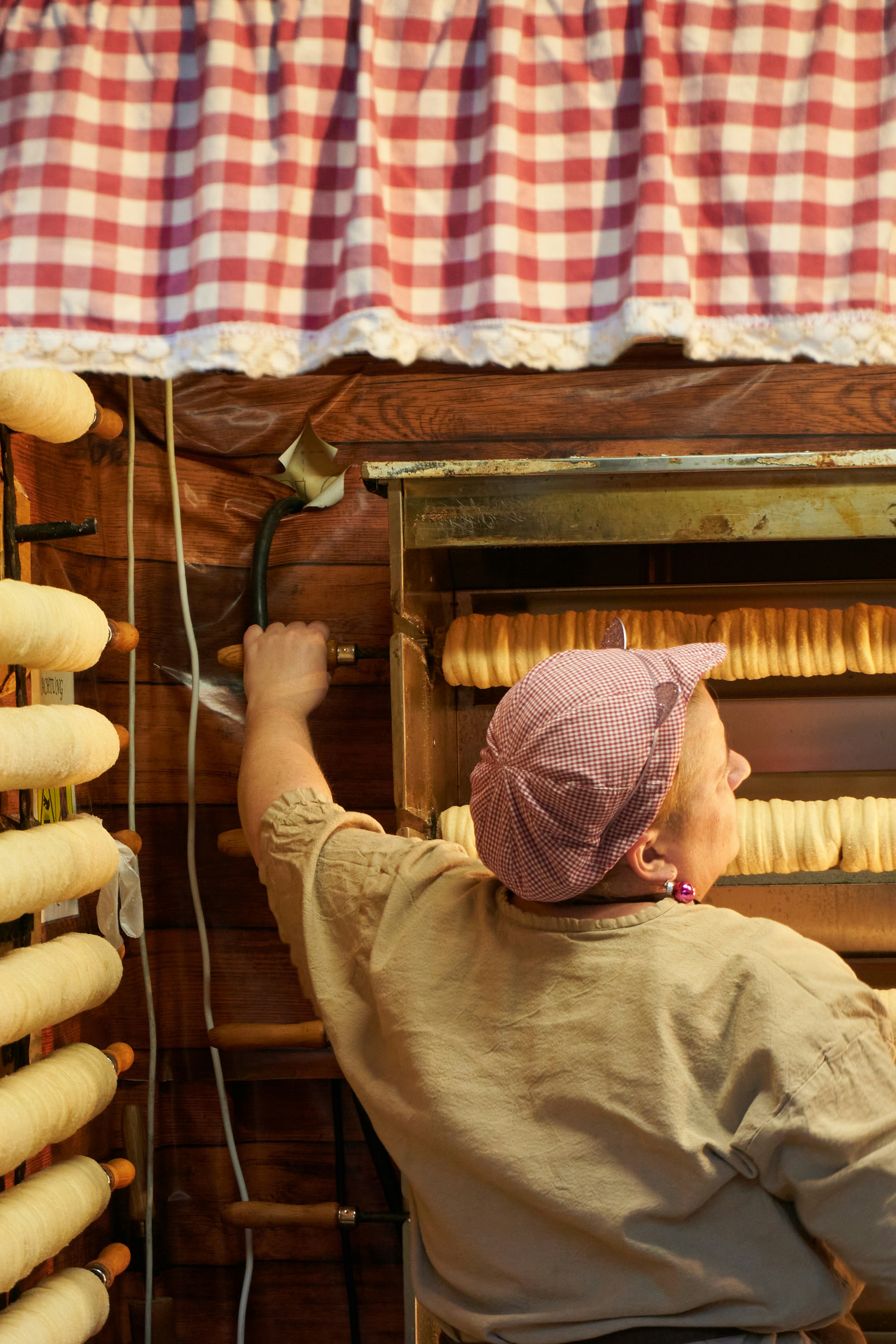 Women working at trdelnik shop