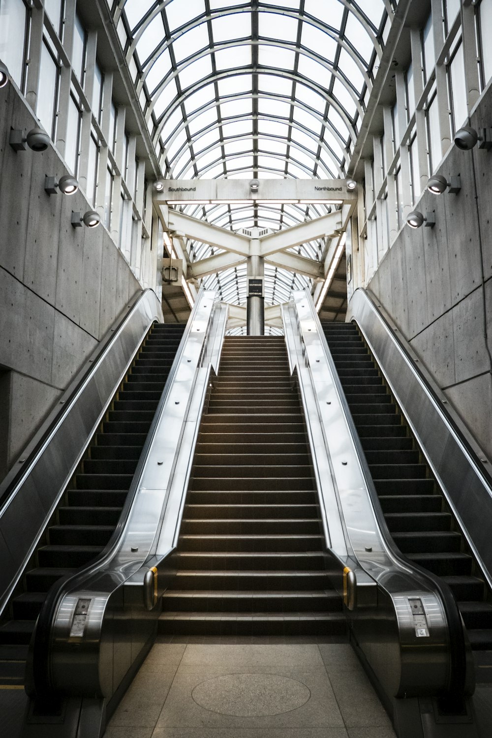 Escalator blanc et marron dans un immeuble