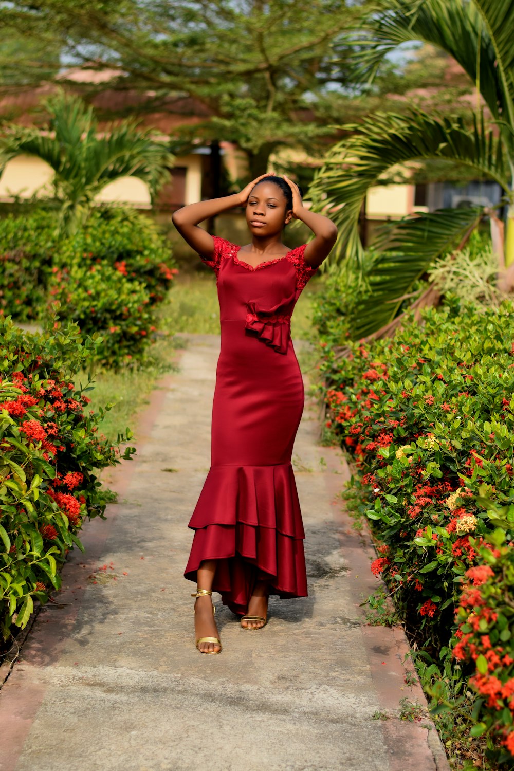 Foto mujer en vestido rojo sin mangas de pie en el camino – Imagen Ropa  gratis en Unsplash