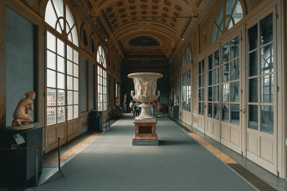 Bâtiment en béton brun et gris