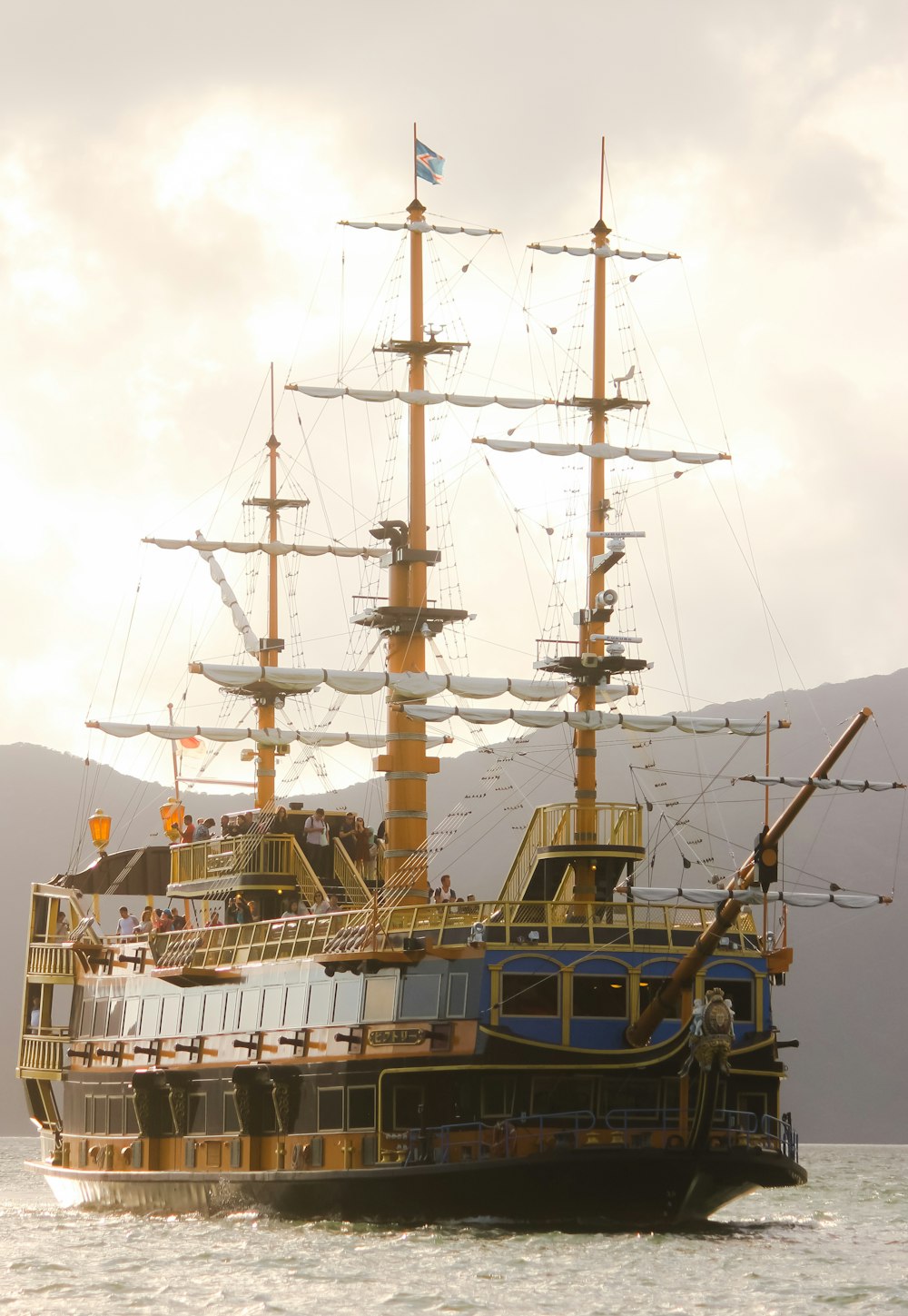 navio branco e marrom no mar durante o dia
