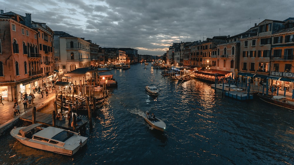 Barca bianca e blu sull'acqua vicino agli edifici durante il giorno