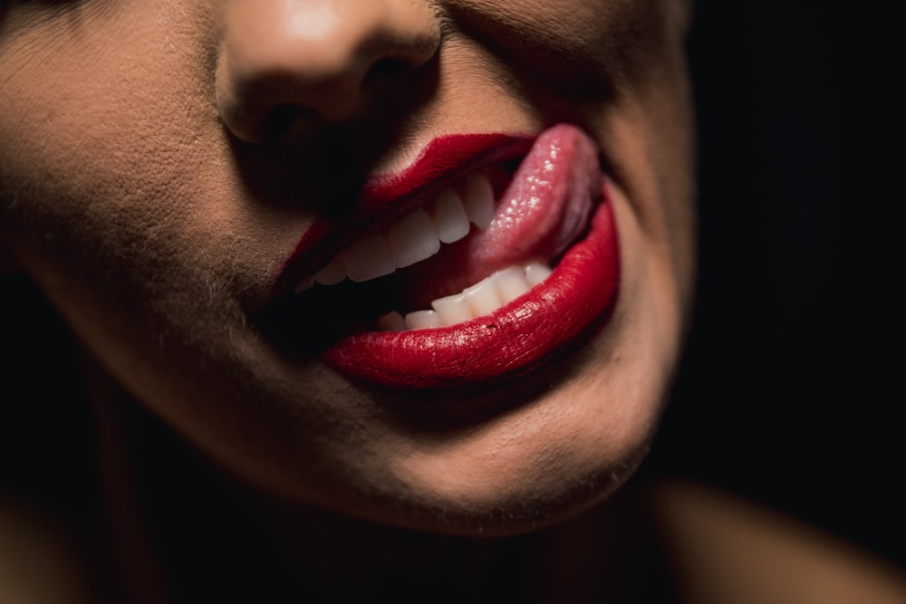 mujer con lápiz labial rojo y lápiz labial rojo