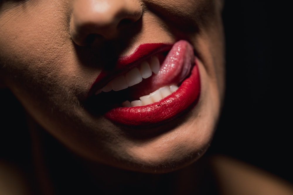 Frau mit rotem Lippenstift und rotem Lippenstift