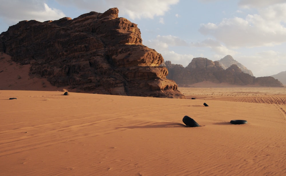 昼間の茶色い砂の上の茶色の岩層