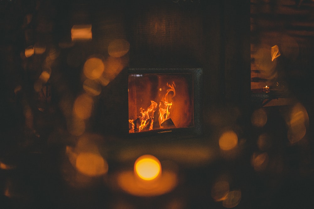 Bokeh-Fotografie einer schwarz gerahmten Feuerstelle