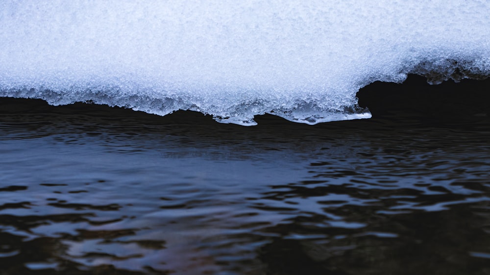 olas de agua en la orilla