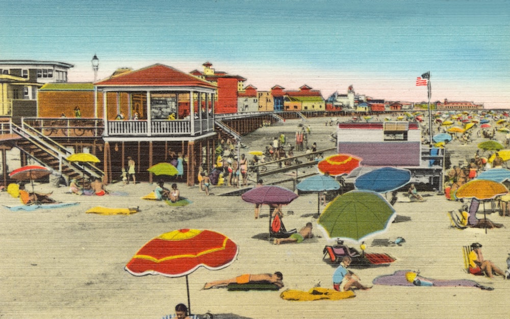 Menschen am Strand mit Sonnenschirmen am Strandufer während des Tages
