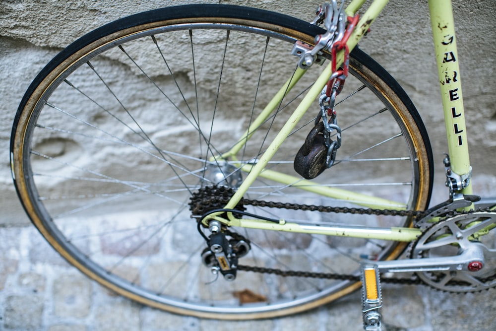 rueda de bicicleta amarilla con neumático