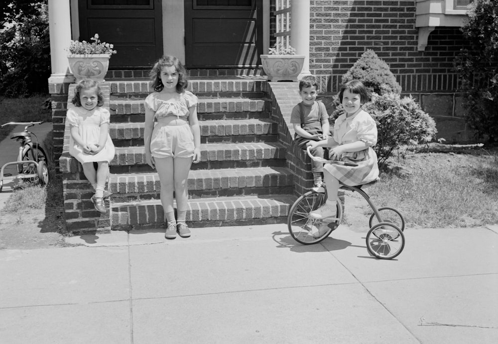 Photo en niveaux de gris de 2 femmes à vélo