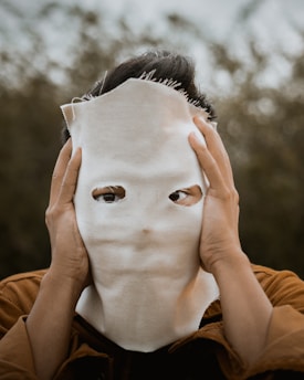 Desvende o Ego: 5 Sinais de Que Você Está Preso à Mente (e Como 'O Poder do Agora' Te Liberta)