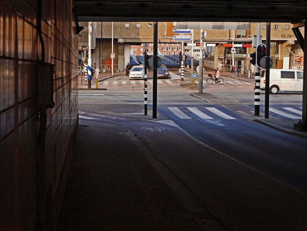 Carril peatonal blanco y negro