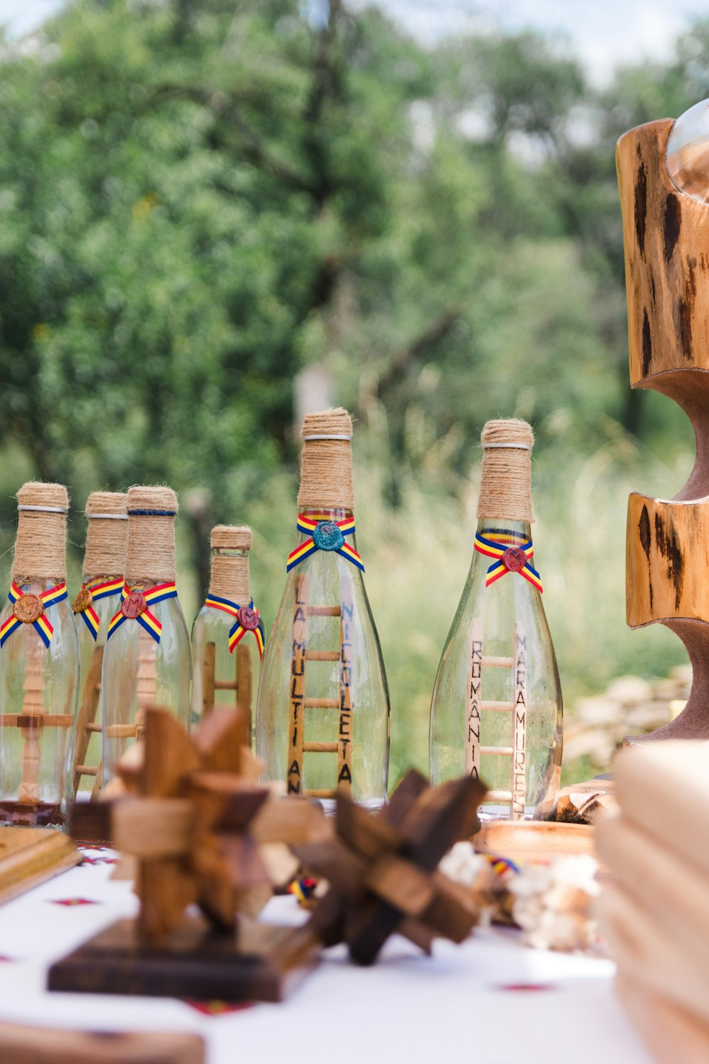 bottiglia di vetro trasparente su rastrelliera di legno marrone