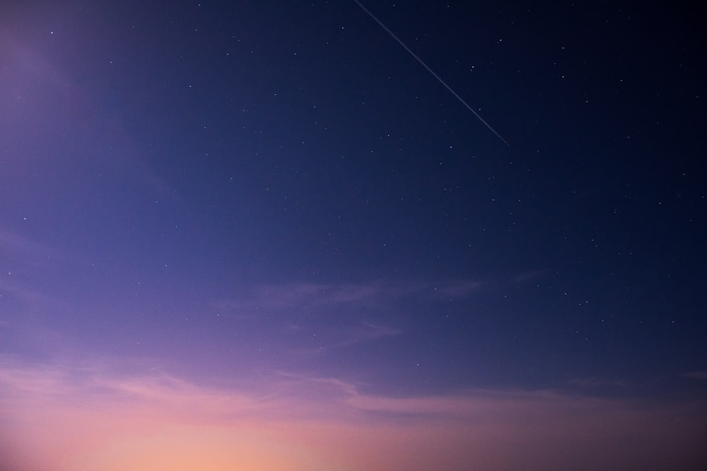 blauer Himmel mit weißen Wolken bei Sonnenuntergang