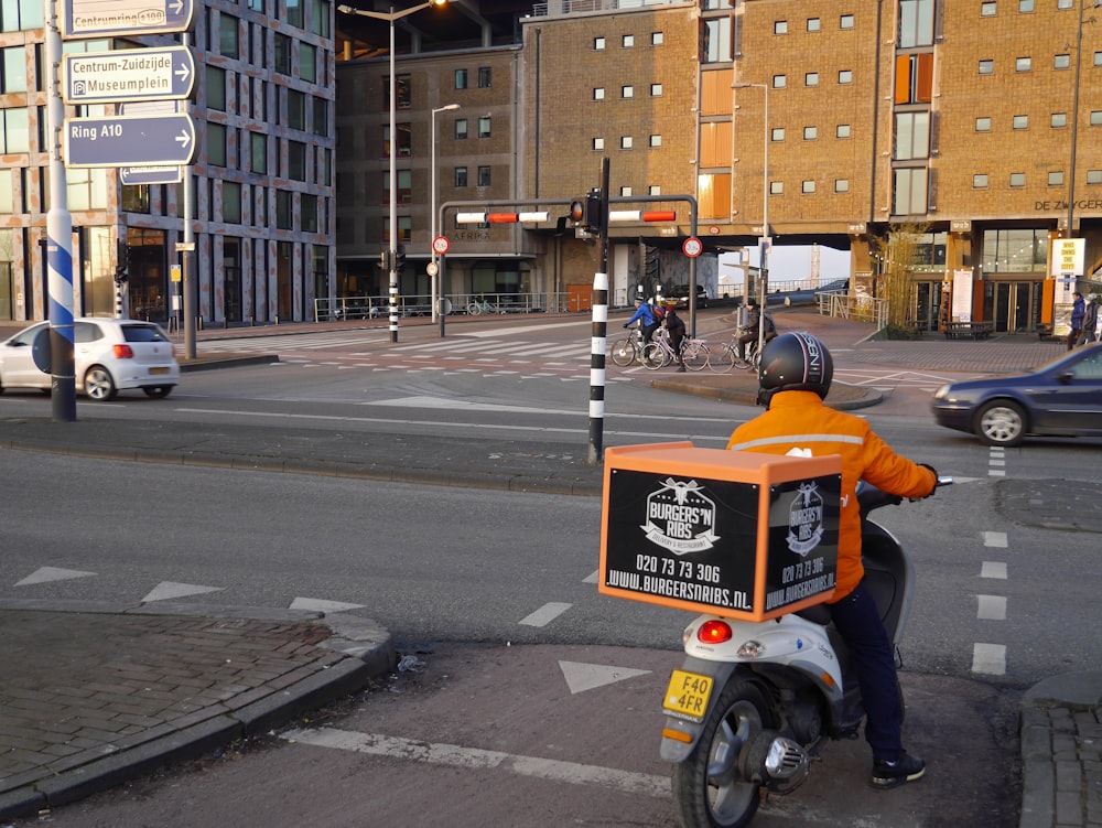 moto blanche et orange sur la route pendant la journée