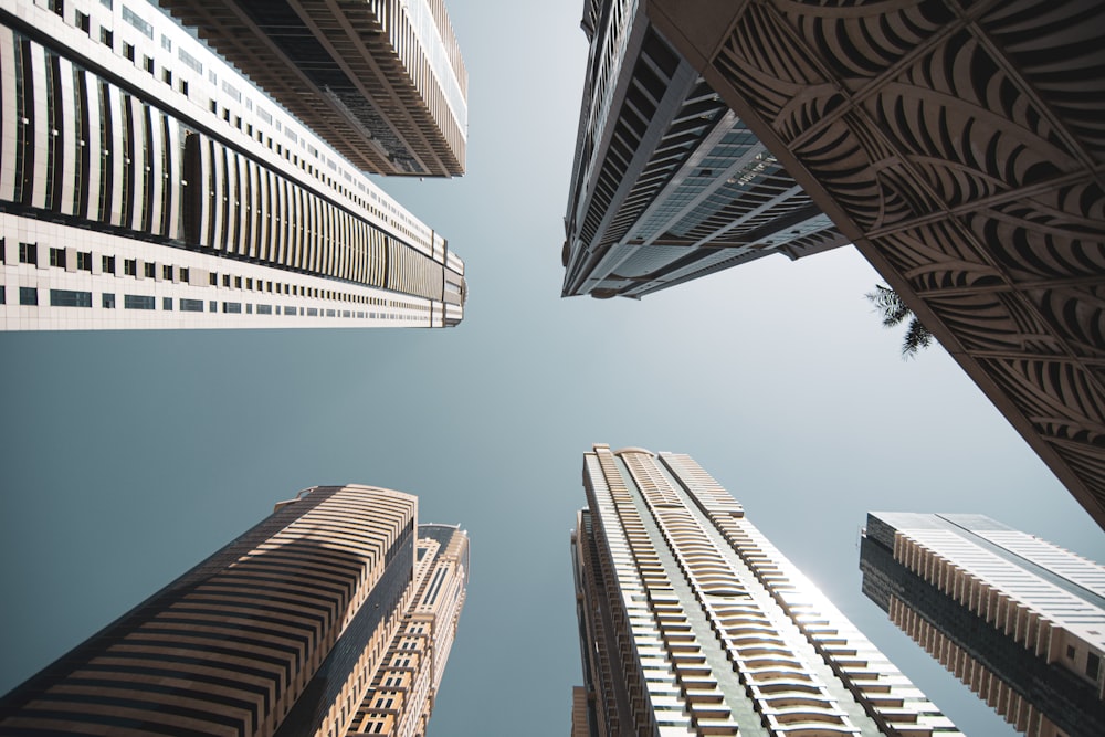 Fotografía de ángulo bajo de edificios de gran altura