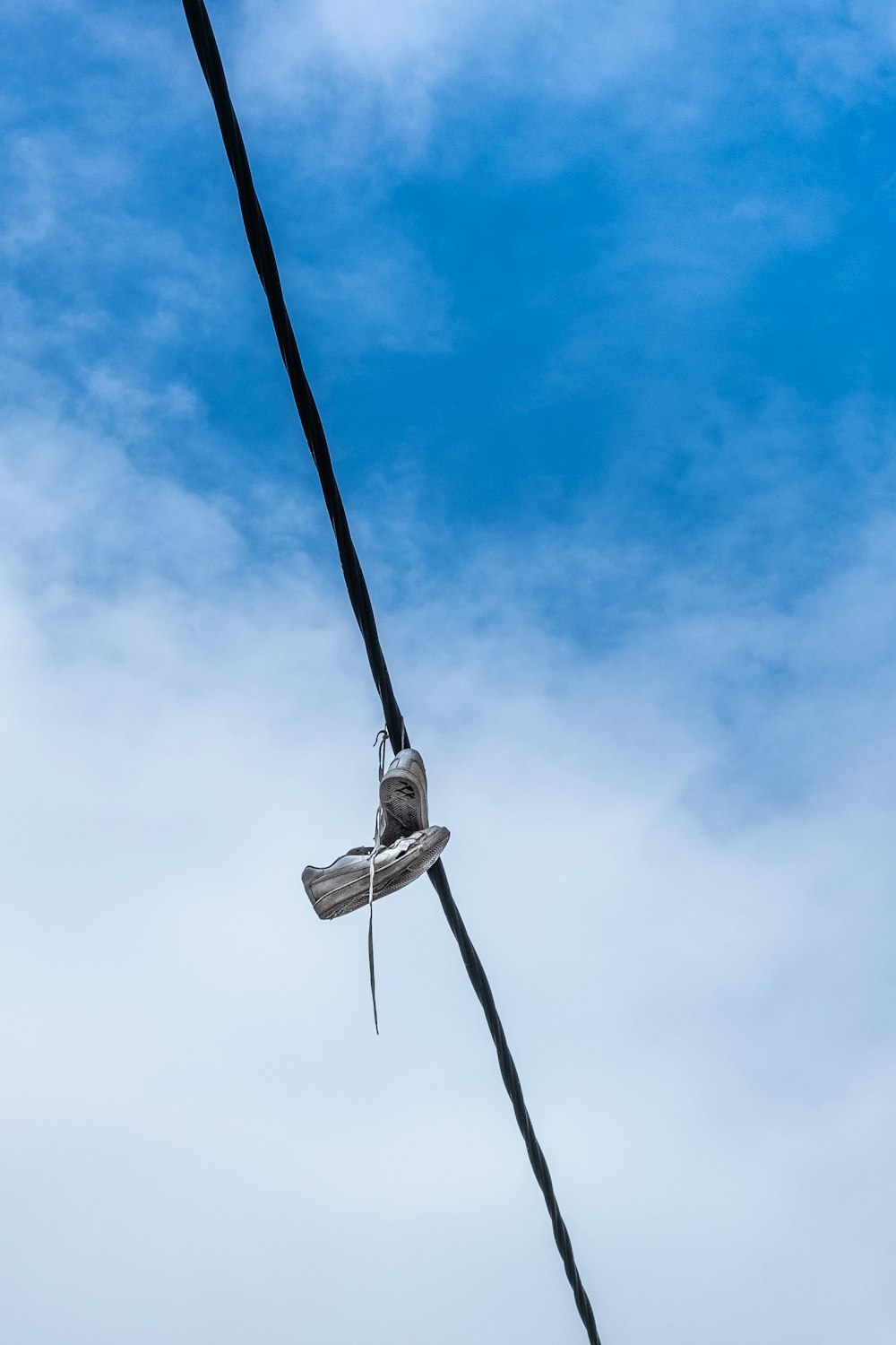 Weiße und schwarze Seilbahn tagsüber unter blauem Himmel