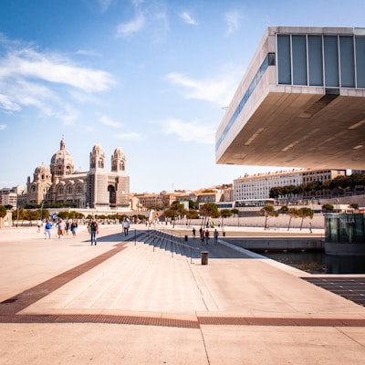 Cathédrale Major Marseille Mucem gens qui marchent 