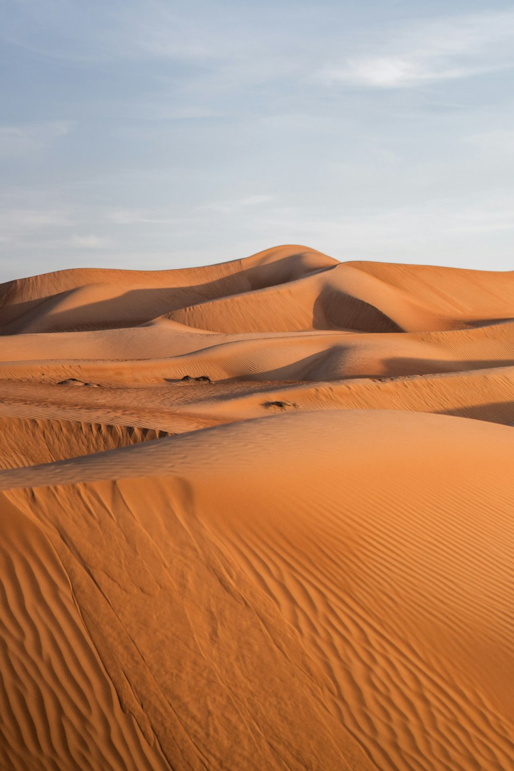 Brauner Sand unter blauem Himmel während des Tages