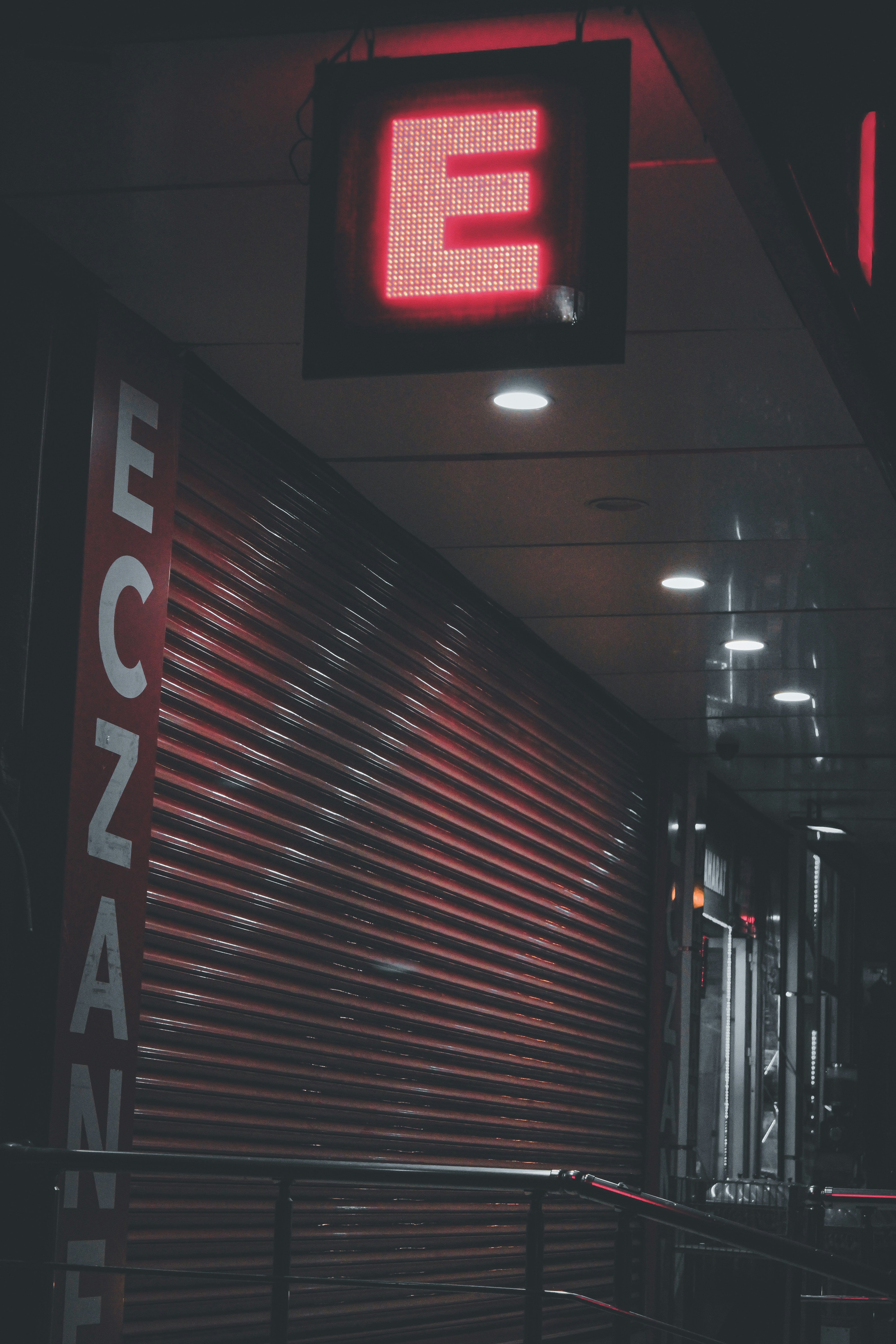photo-1579784052548-e2bb6650c147?ixid=M3wxMjA3fDB8MXxzZWFyY2h8OHx8c2VsaXI3NyUyMHJlc21pfGVufDB8fHx8MTc1MTk2OTE3N3ww\u0026ixlib=rb-4.1.0