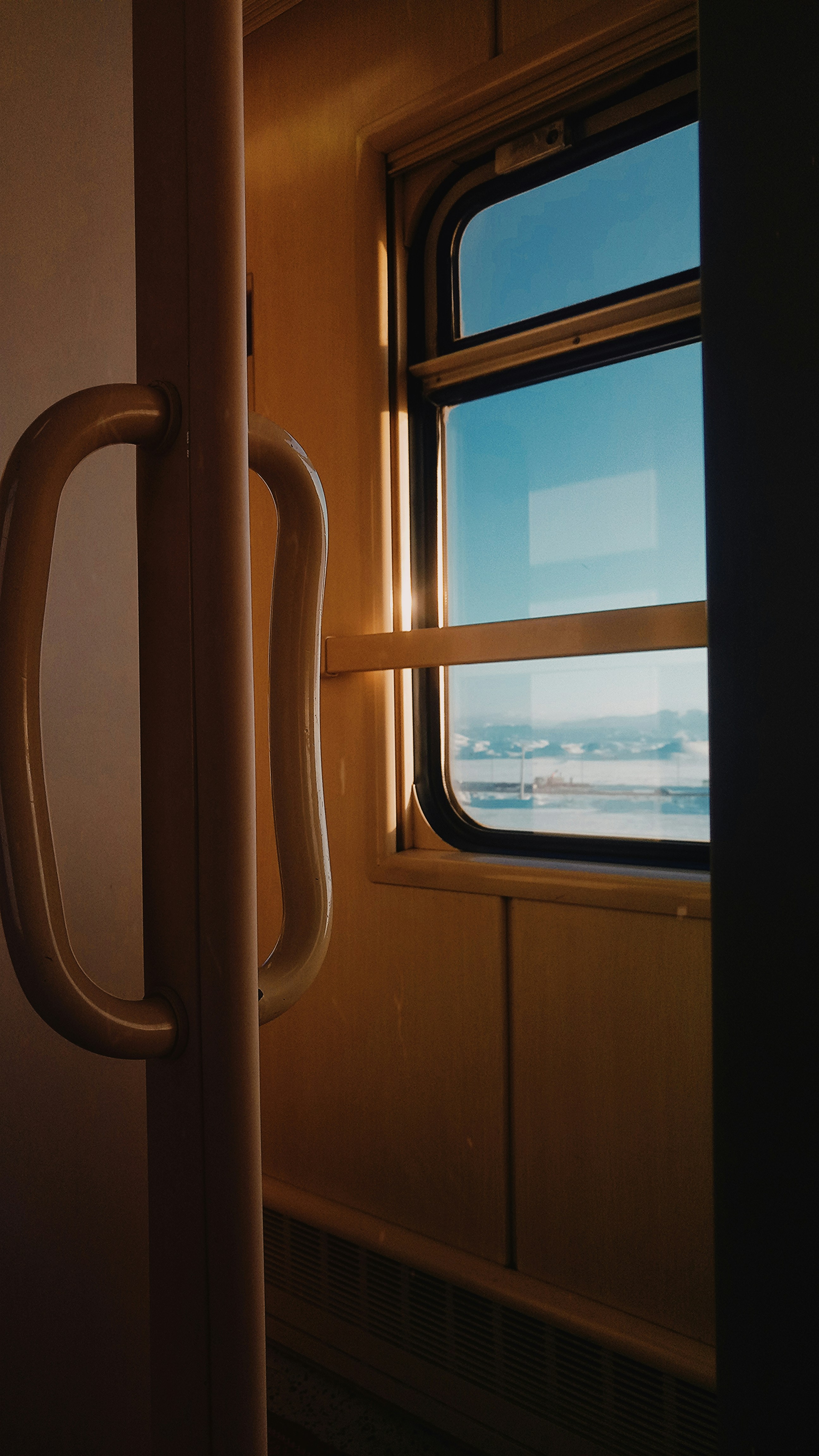 braunes Glasfenster mit Holzrahmen