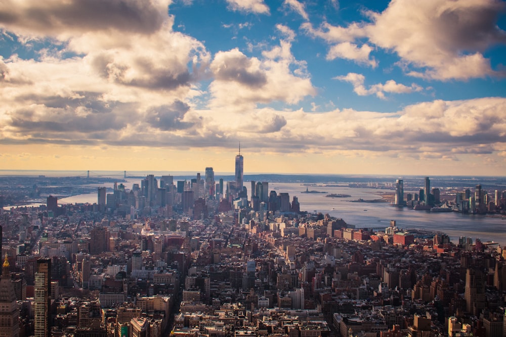 skyline della città sotto il cielo nuvoloso blu e bianco durante il giorno