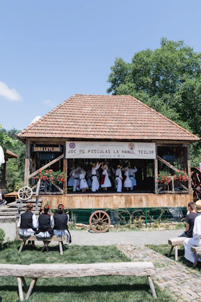 Folklorni ansambl Vila igra tradicionalni ples na otvorenom trgu u Podgorici