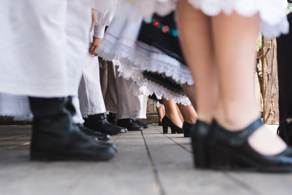 Mujer con botas de cuero negras