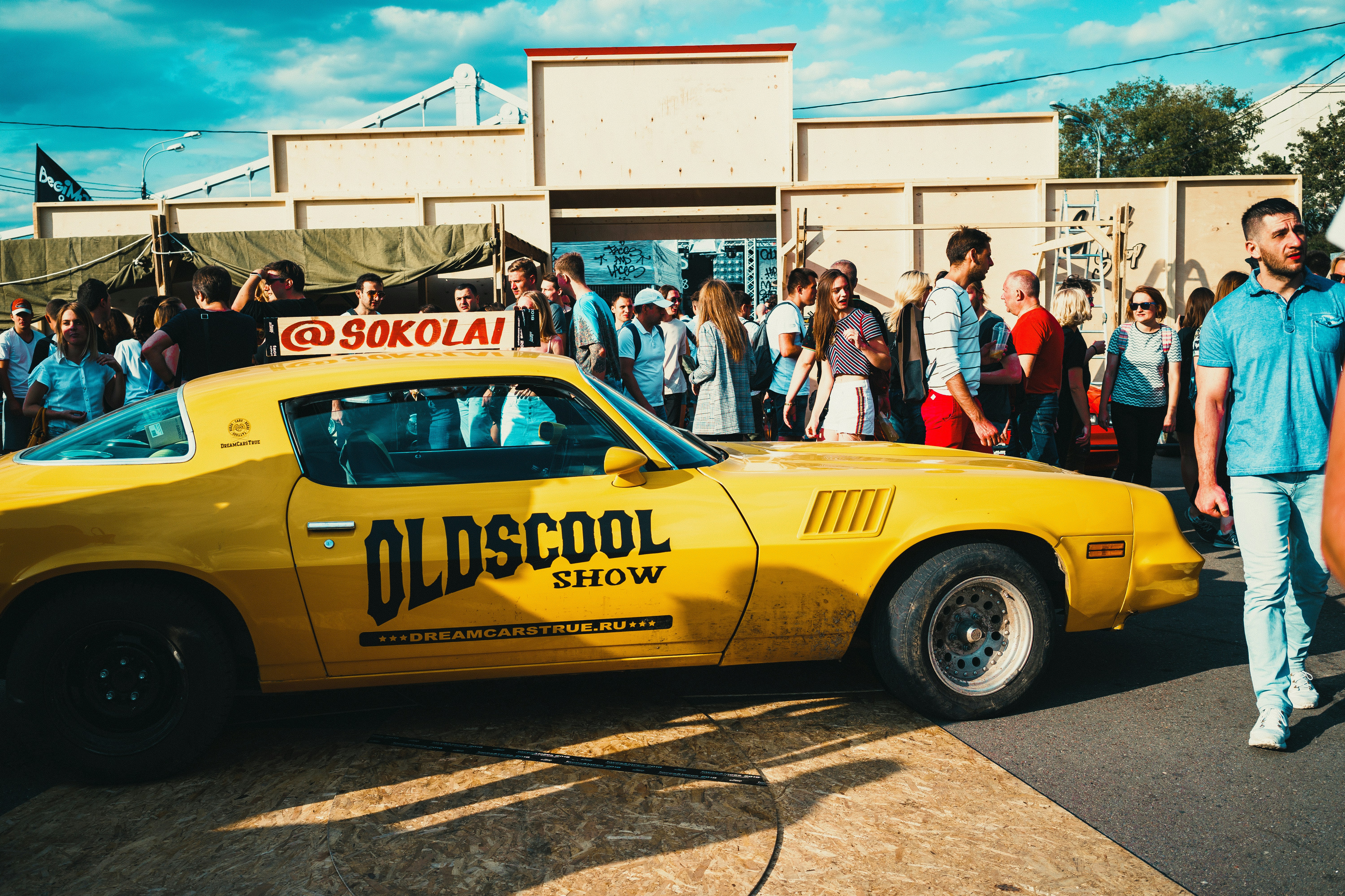 路上駐車された黄色いポルシェ911