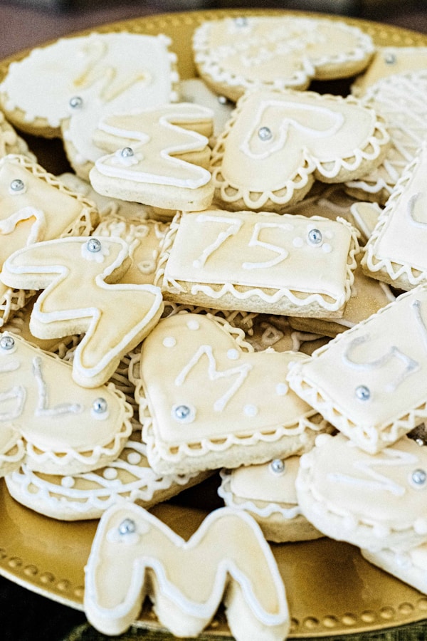 White and brown star shaped cookies