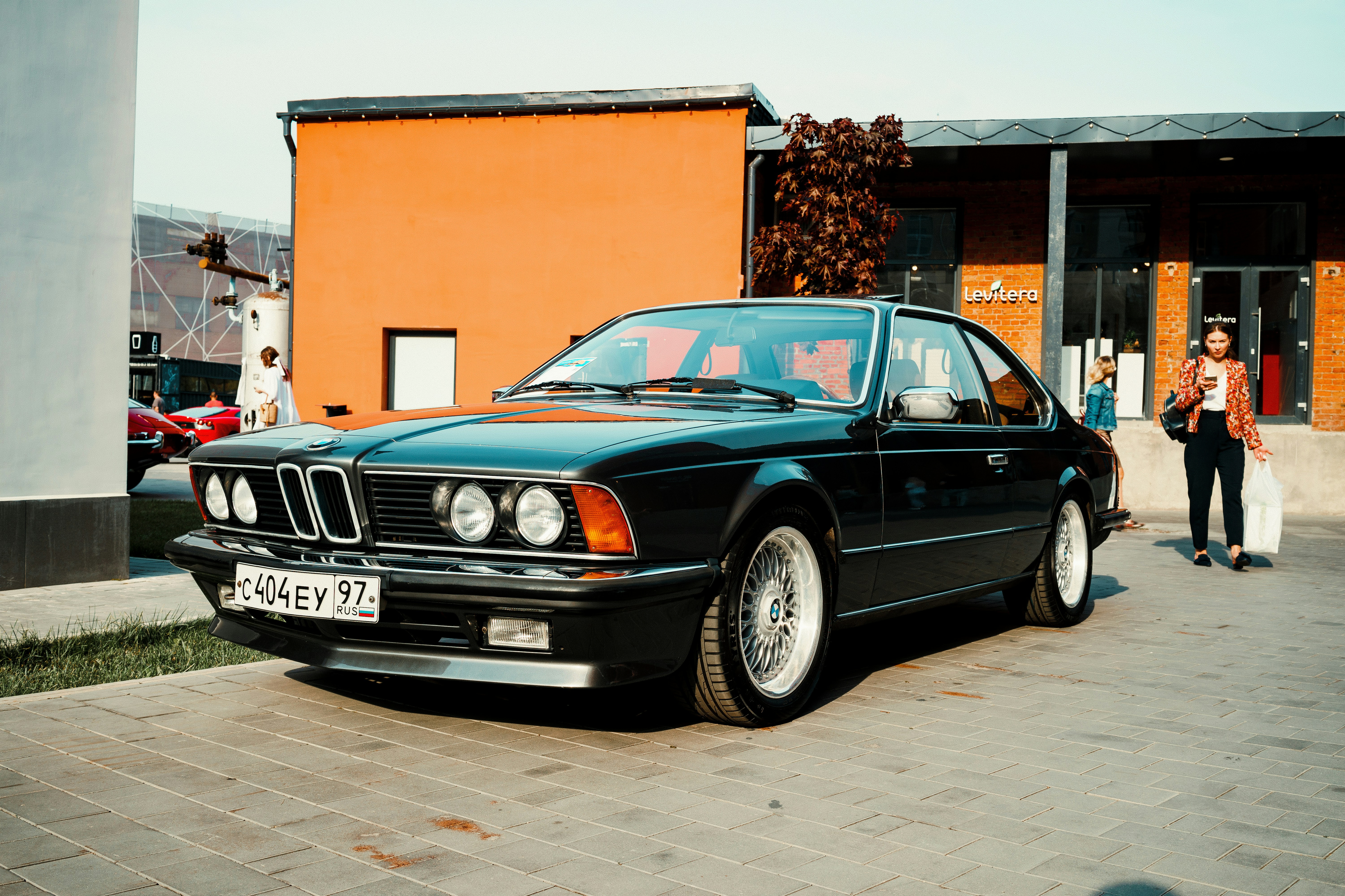 昼間、ブラウンビルの近くに駐車された黒いセダン