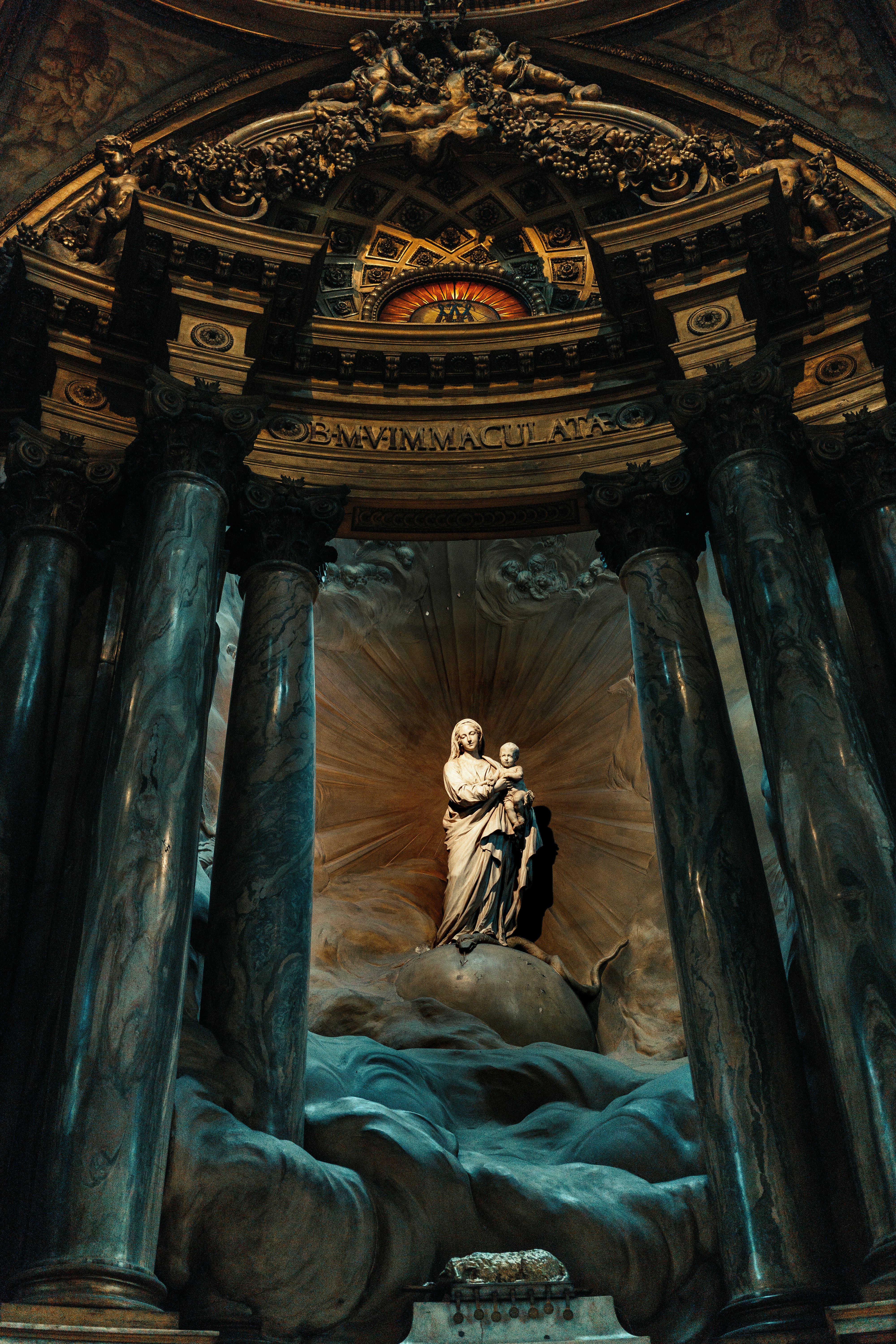 白いドレスの女像