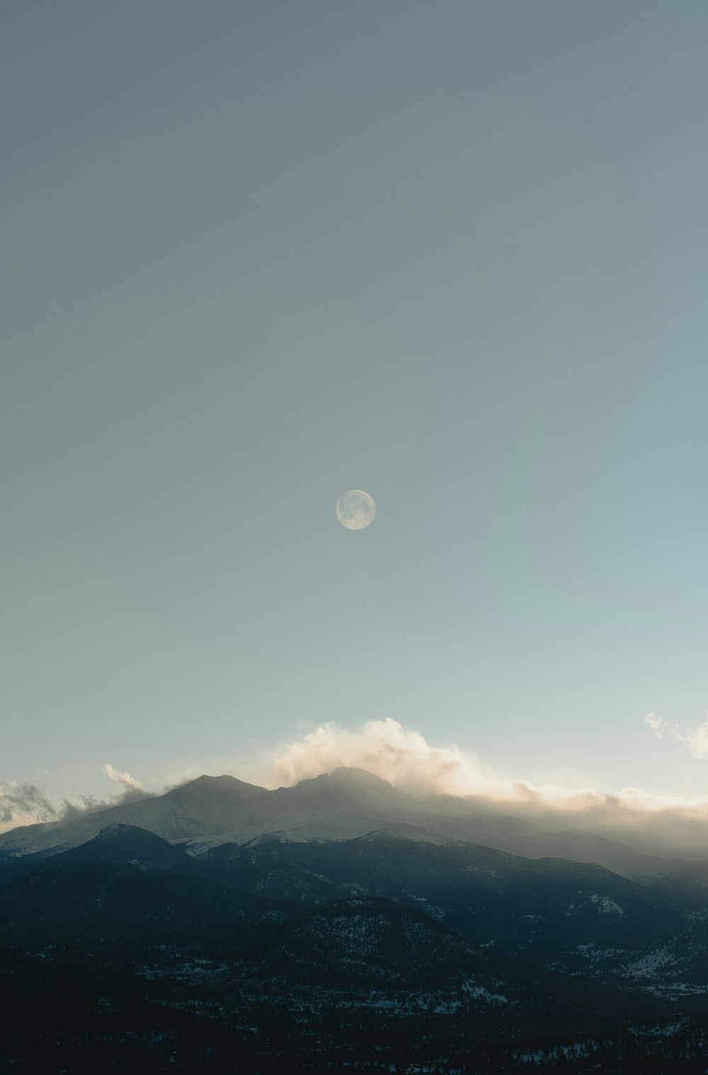 昼間の青空に浮かぶ山々