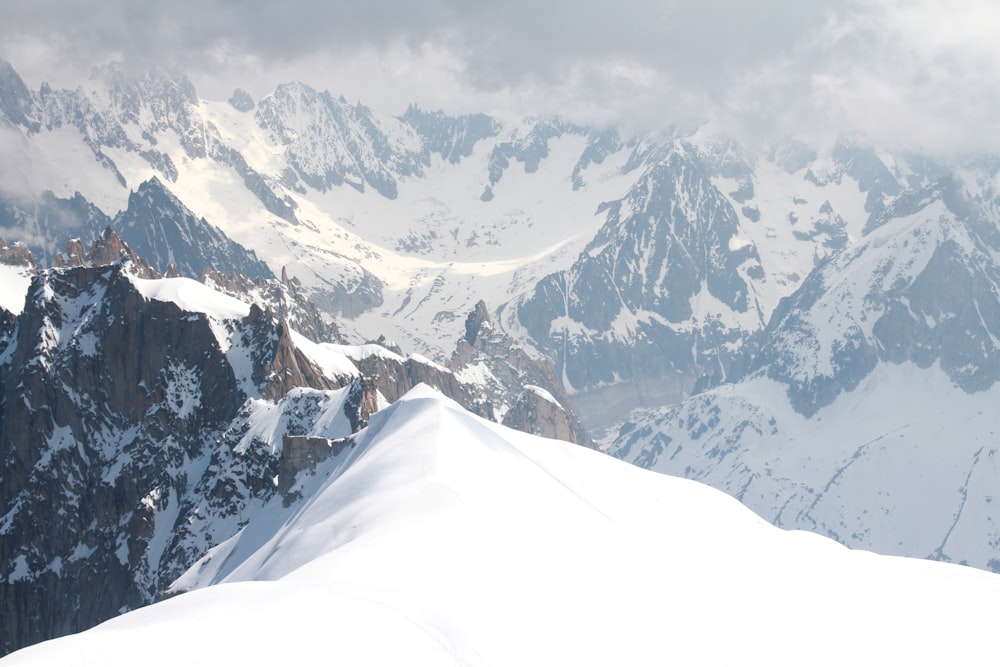 Schneebedeckter Berg tagsüber