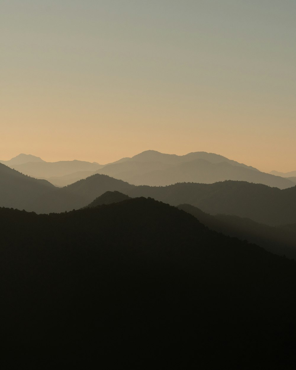 silhouette di montagne durante il giorno