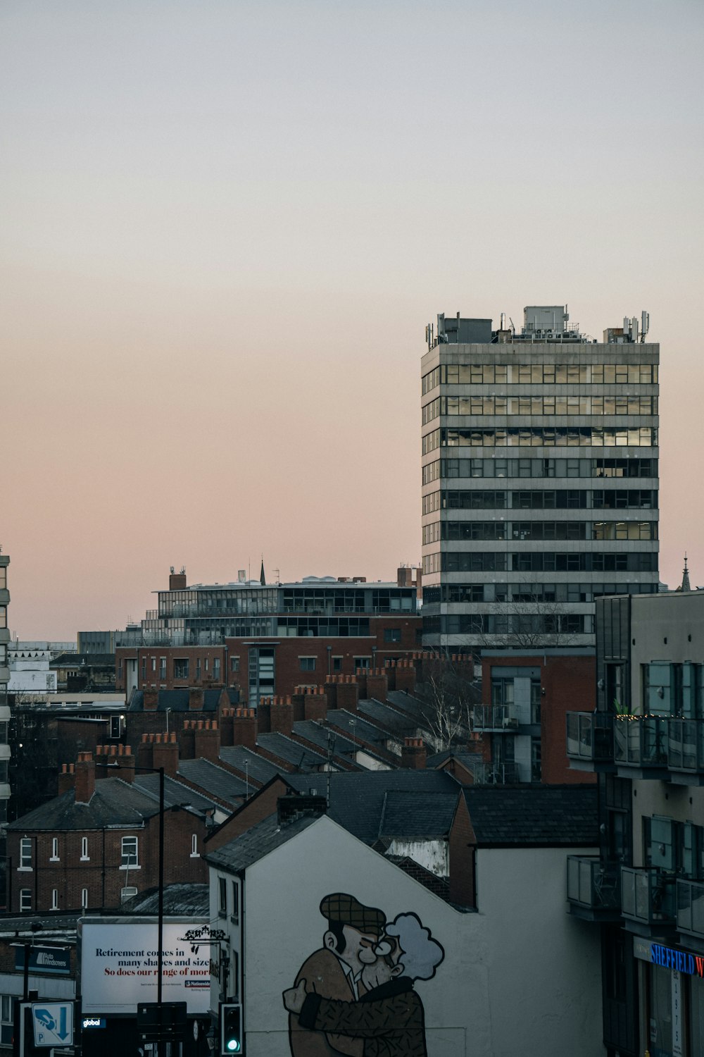 edifícios de concreto marrom e branco durante o dia