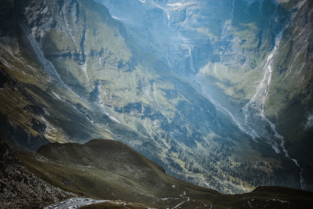 montagnes vertes et brunes pendant la journée