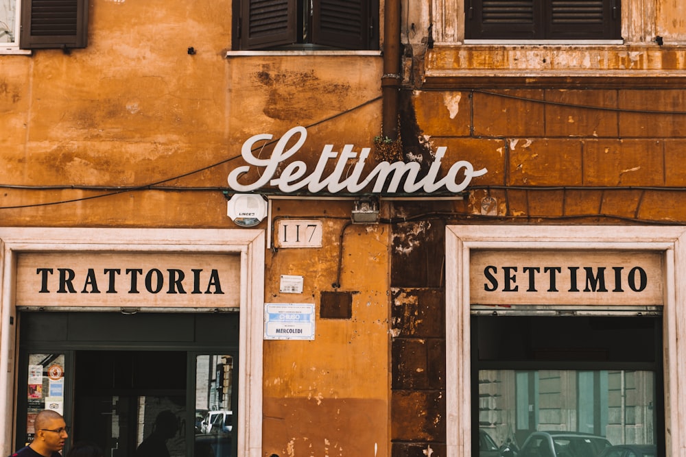 edificio in cemento marrone e bianco