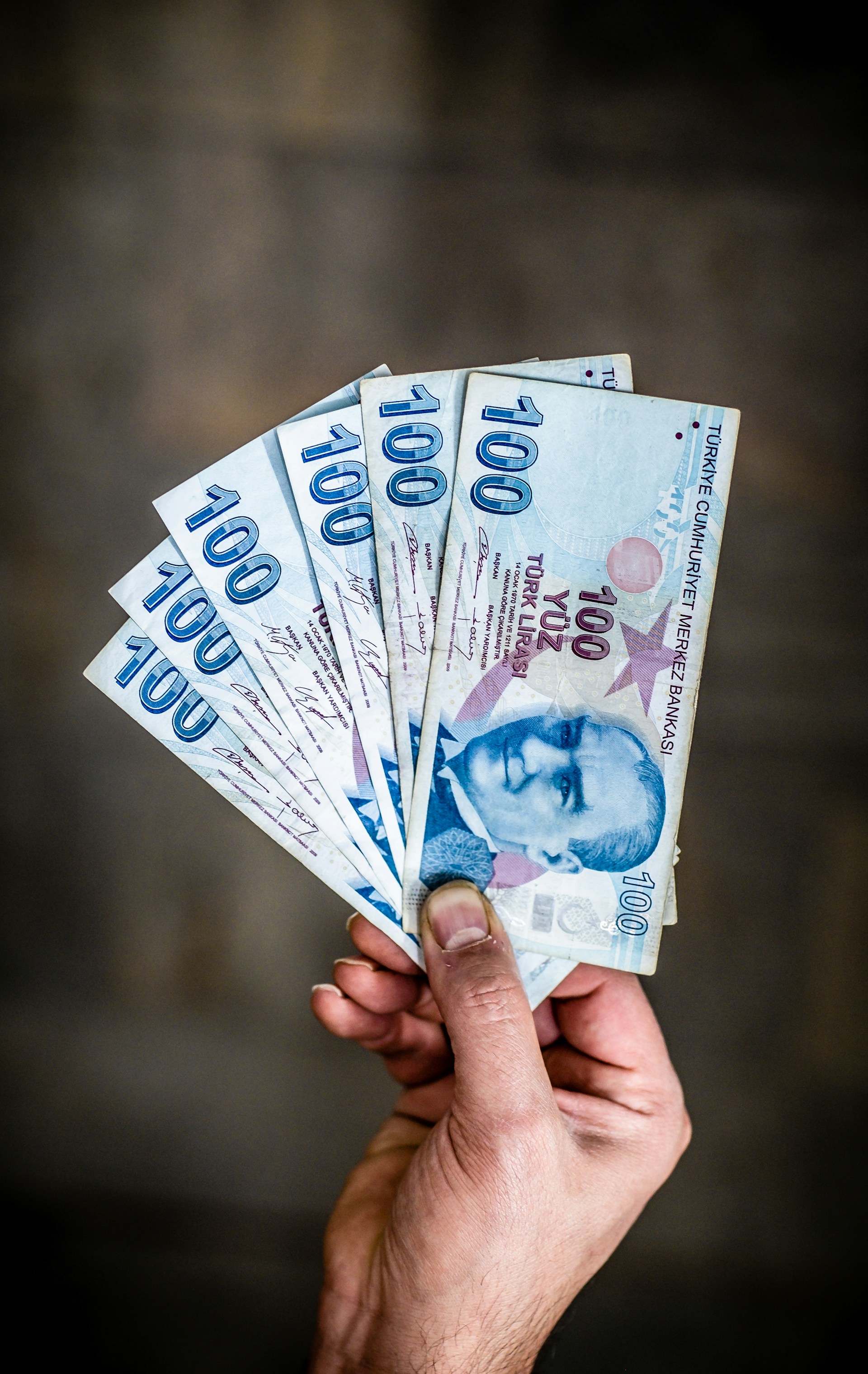 person holding 200 mexican peso