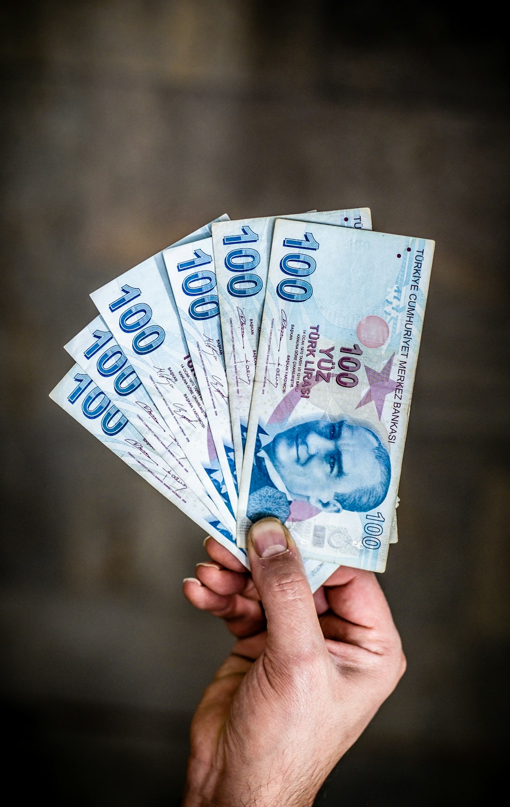 person holding 200 mexican peso