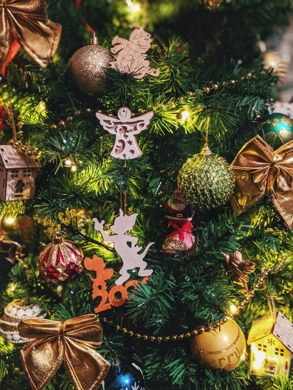 Adornos de Navidad verdes y rojos en el árbol de Navidad verde