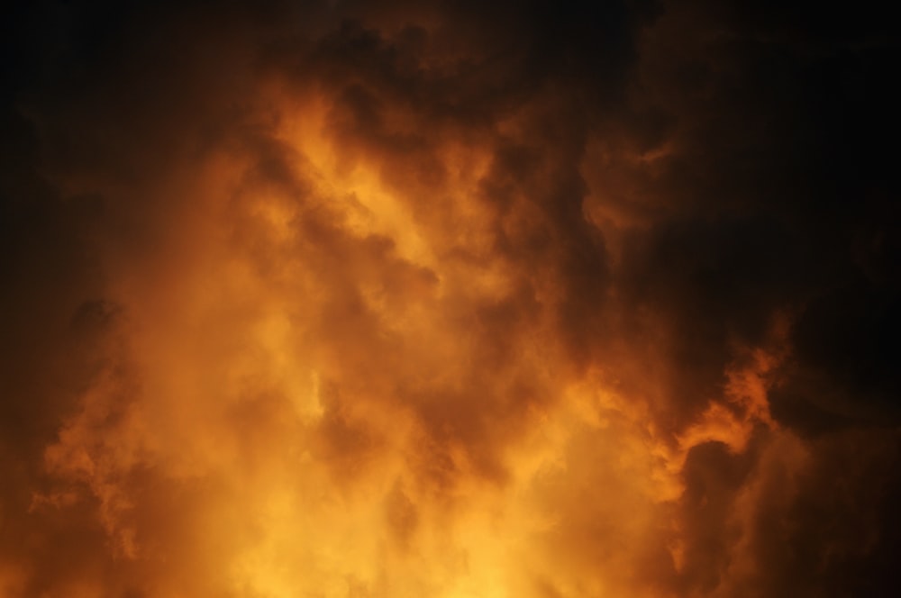 Nubes naranjas y negras durante la puesta de sol