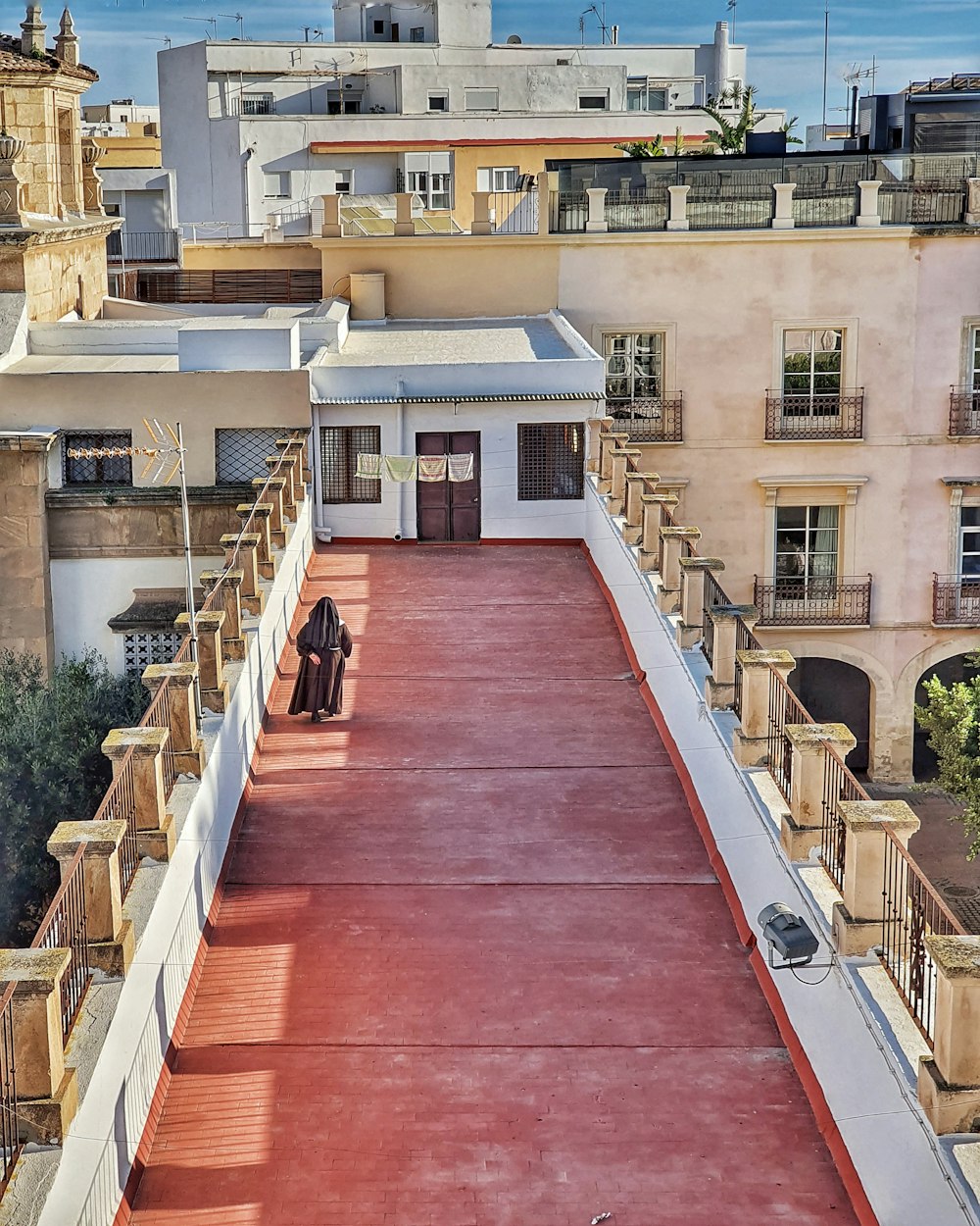 Tappeto rosso su scale di cemento marrone