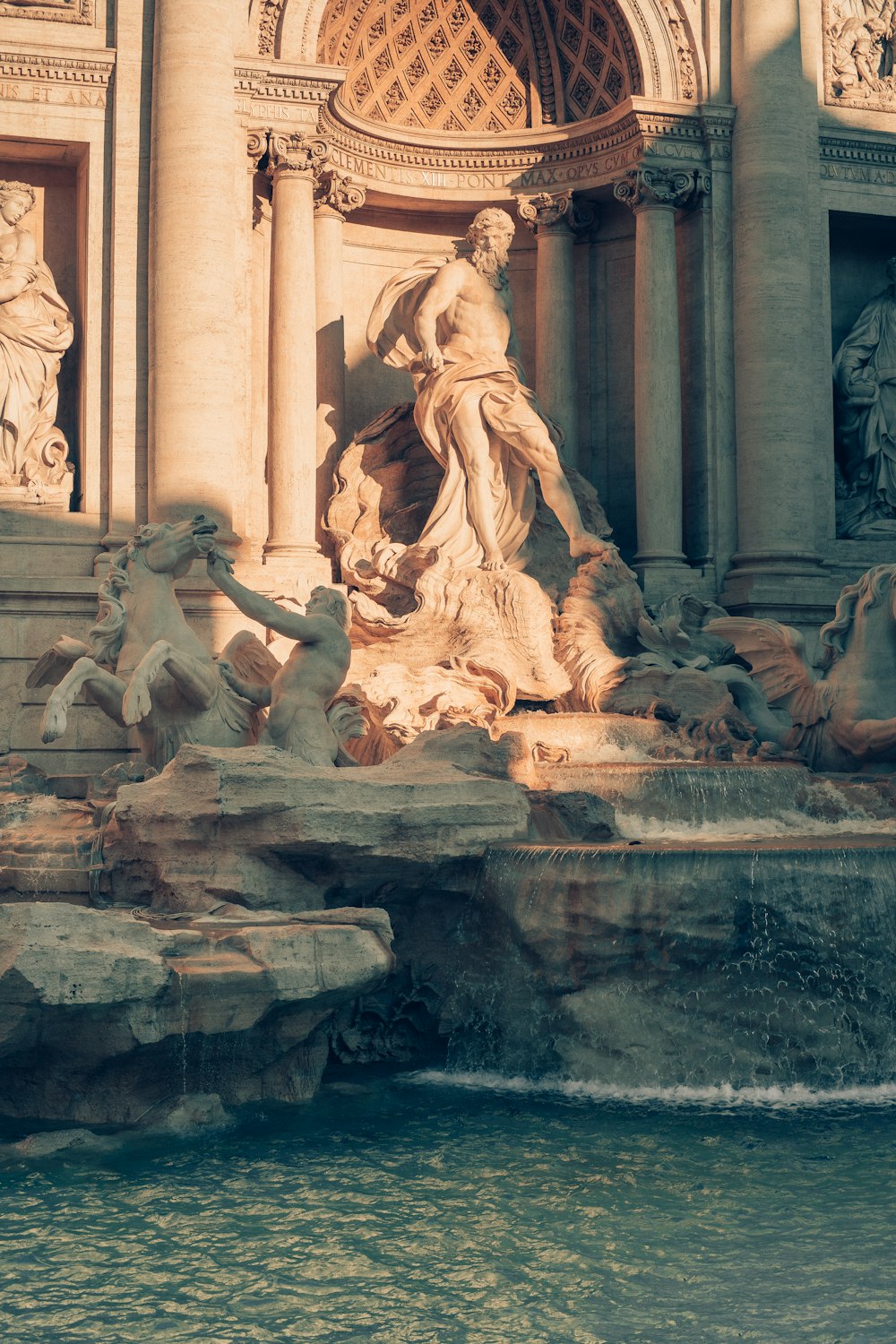 Statua in cemento grigio di uomo e donna